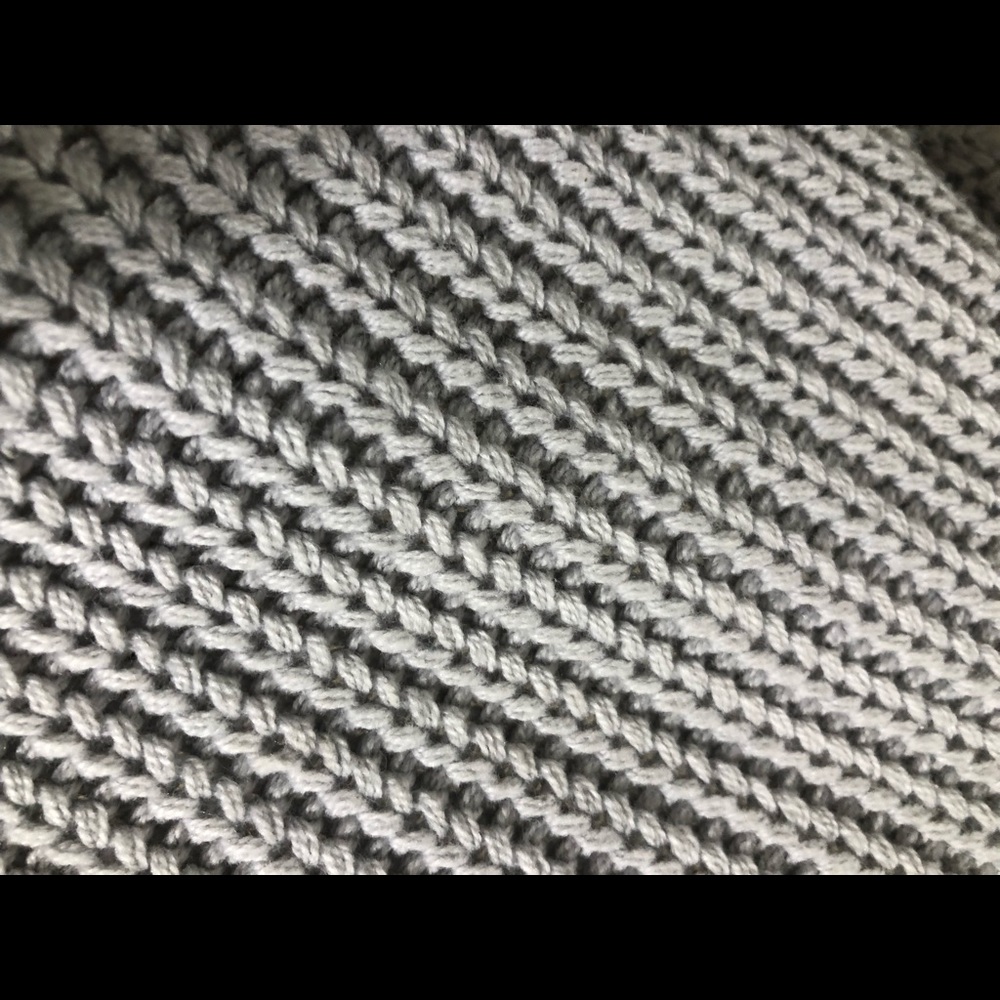 Grey knot sweater with cute detailed shoulders - Picture 2 of 3